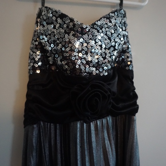 Beautiful formal dress - Picture 2 of 6